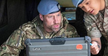 Książę William OCZAROWAŁ panie fotkami w mundurze i z zarostem. "Z tą brodą wygląda jak gwiazda filmowa"