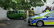 Warszawa: 82-latka kierująca oplem wjechała w mur na parkingu sklepu na Bielanach