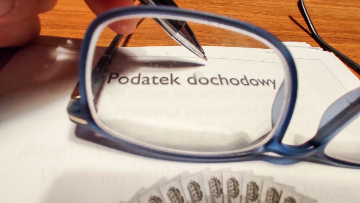 Przy niewielkich kosztach opłacalne może być rozliczenie ryczałtem. Ten, kto wybierze skalę podatkową, może odliczyć ulgę dla klasy średniej. Ale jest limit - pisze "Rz" 