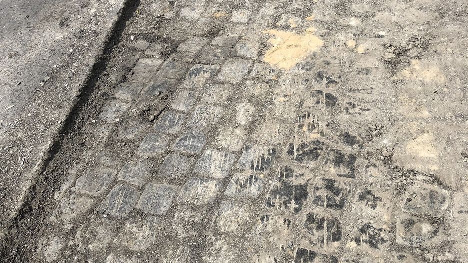 Warszawa. W czasie remontu ulicy, odnaleziono przedwojenną kostkę (fot. Zarząd Dróg Miejskich).