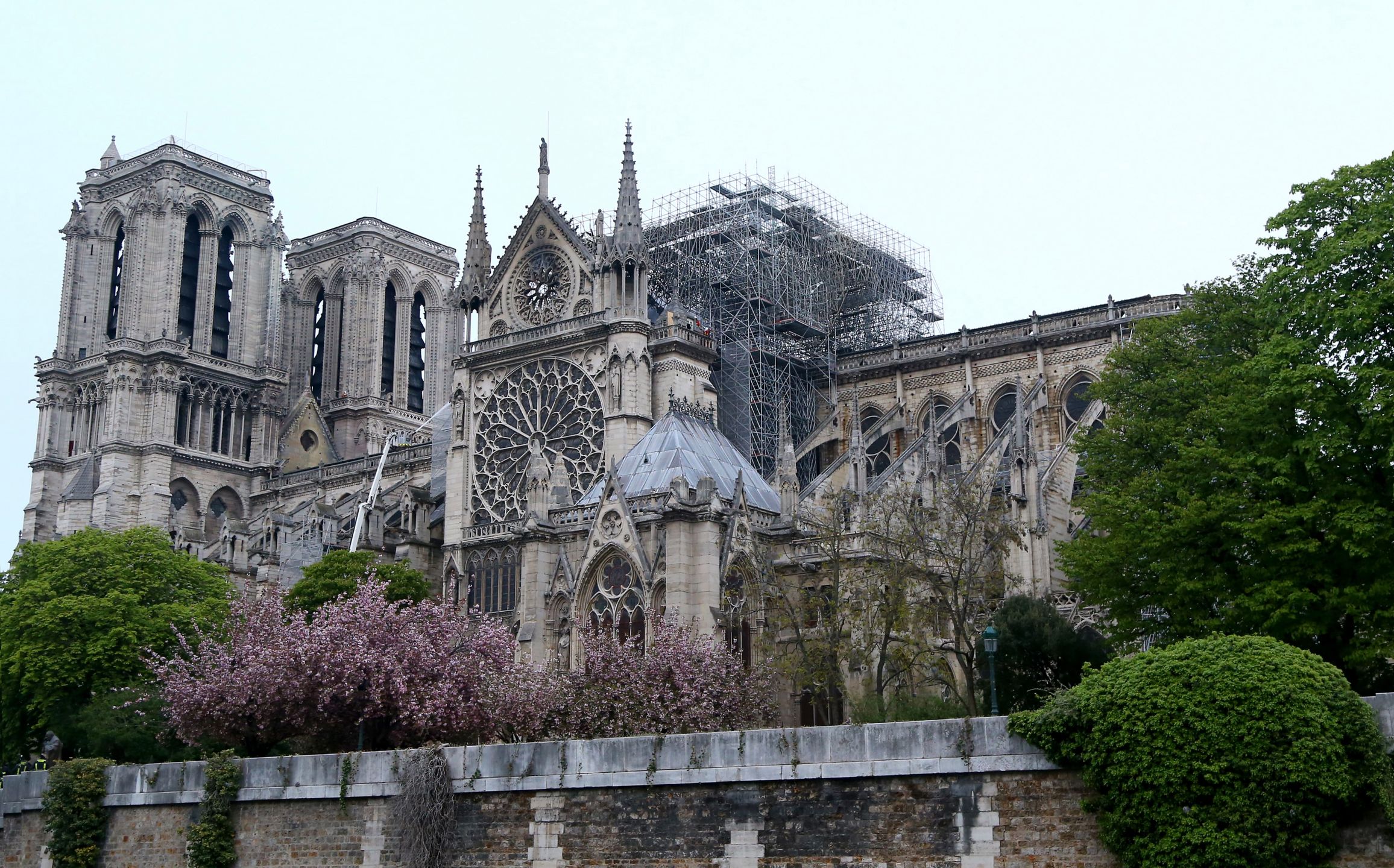 Katedra Notre Dame. Zdjęcia przed i po pożarze 3