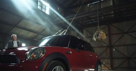 Cooper S niczym Rocky Balboa trenuje do spotkania z Porsche 911 [Video]