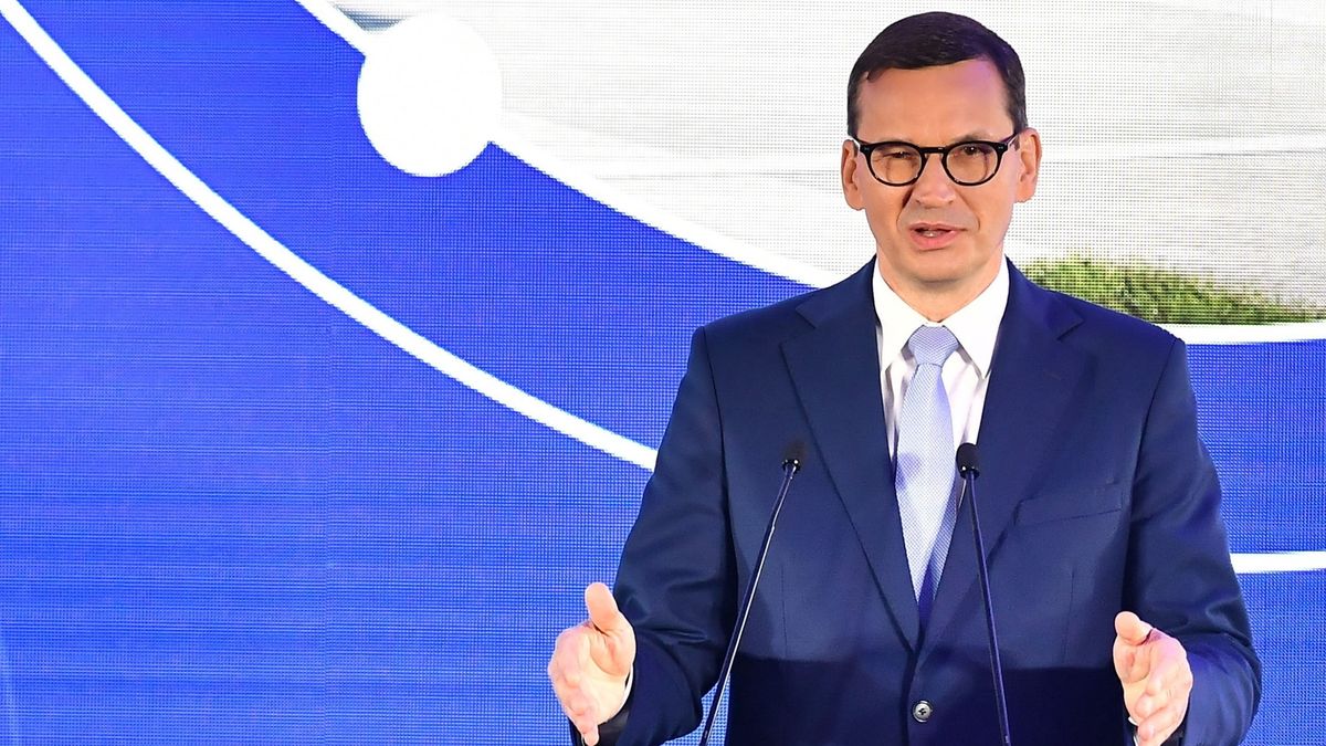 Mateusz Morawiecki podczas wmurowywania kamienia węgielnego pod fabrykę chipsów 
