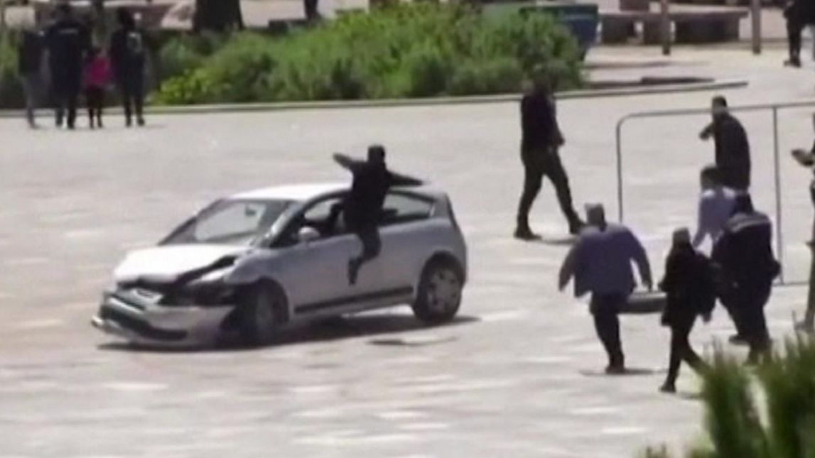 Mężczyzna wskoczył przez okno jadącego samochodu