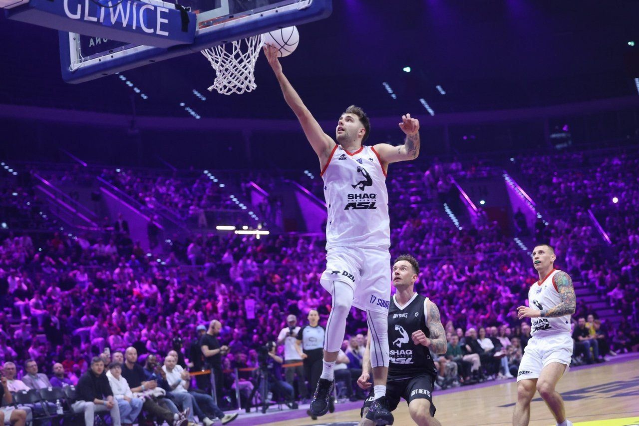 Tomasz Tomanek w akcji w czasie pierwszej edycji Shaq Presents All Stars League w Gliwicach w marcu 2025 roku.