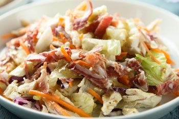 Dorzucam do kapusty. Surówka znika szybciej niż schabowy