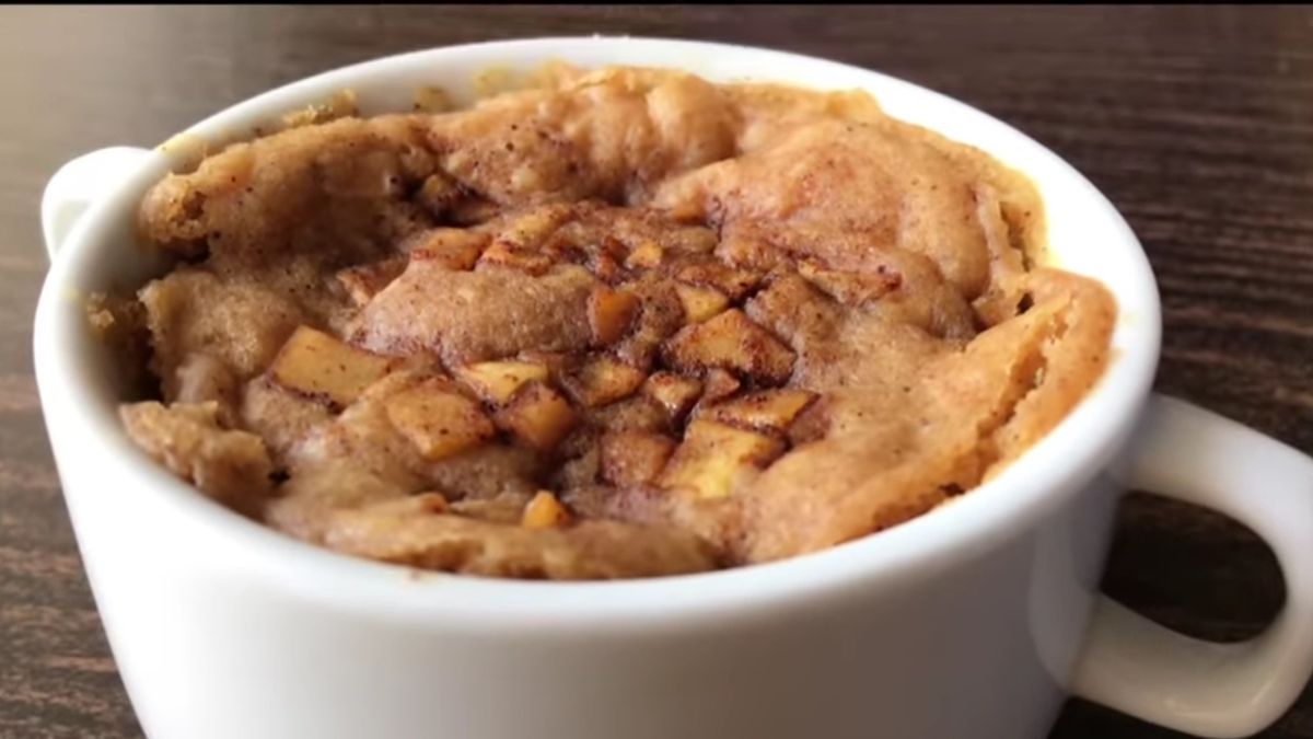 Szarlotka, choć robiona najbardziej prowizorycznymi metodami, może wyglądać jak prawdziwe ciasto.