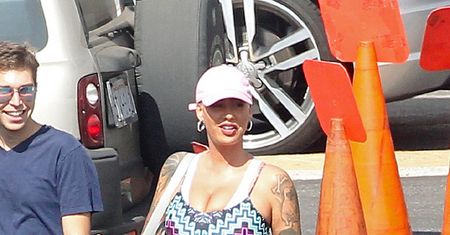 Pupa Amber Rose w obcisłym kombinezonie…