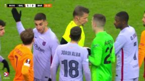 Skandaliczne zachowanie kibiców Galaty! Z trybun leciały przedmioty. Barca chciała przerwania meczu
