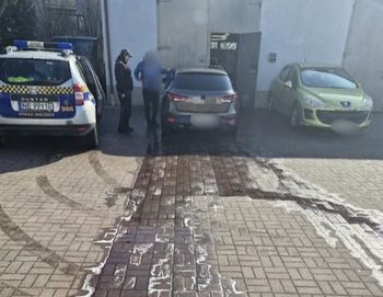 Mył auto poza myjnią. Nie wiedział, że grozi za to mandat nawet do 500 zł