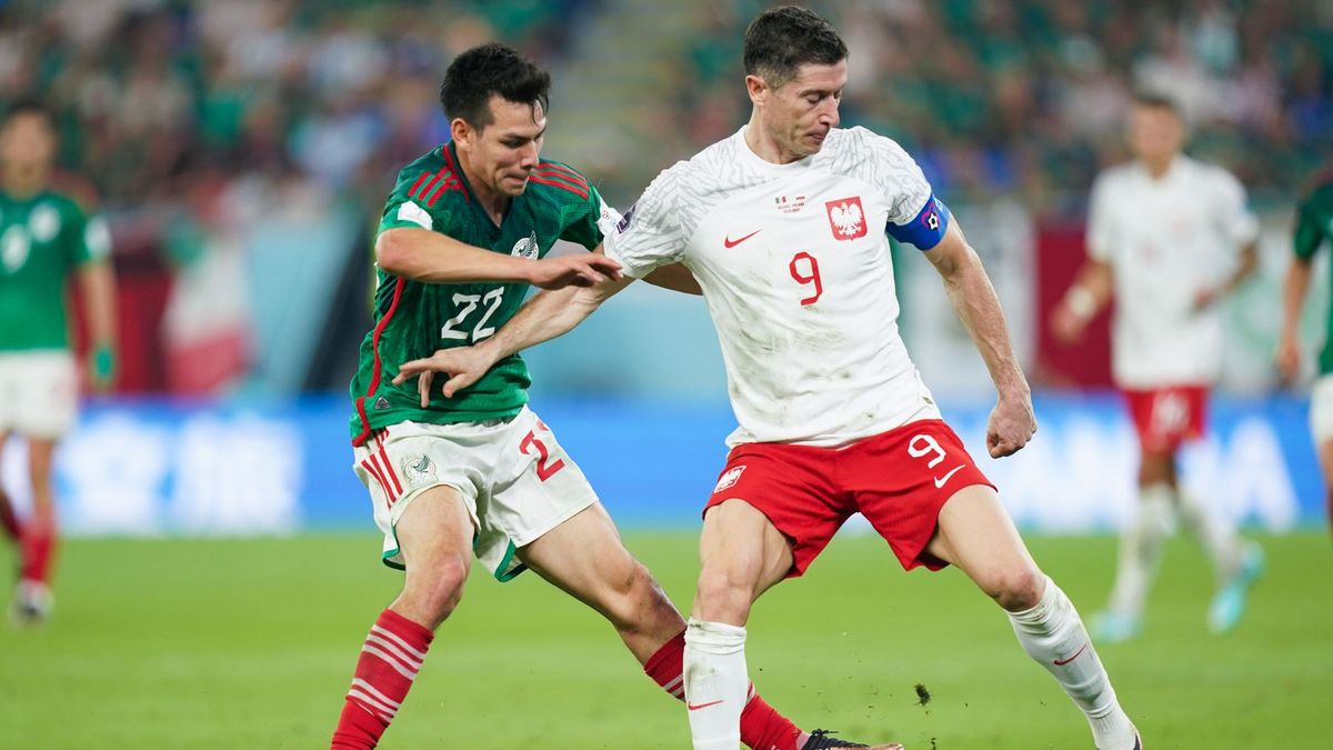 Na zdjęciu od lewej: Hirving Lozano i Robert Lewandowski