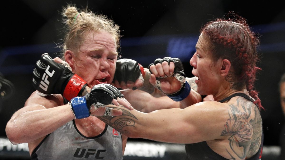 East News / AP / Na zdjęciu: Holly Holm (z lewej) i Cris Cyborg Justino