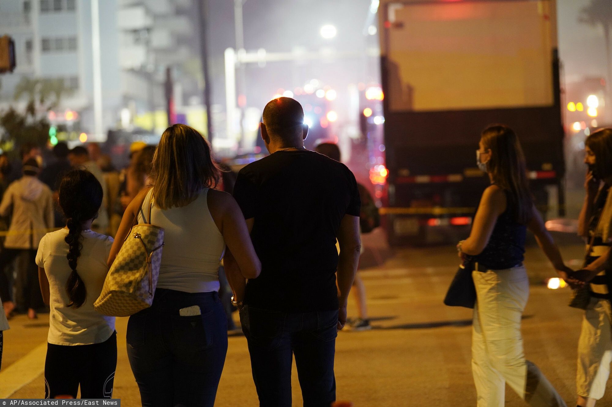 Wokół miejsca katastrofy gromadzą się rodziny osób, które mieszkały w apartamentowcu