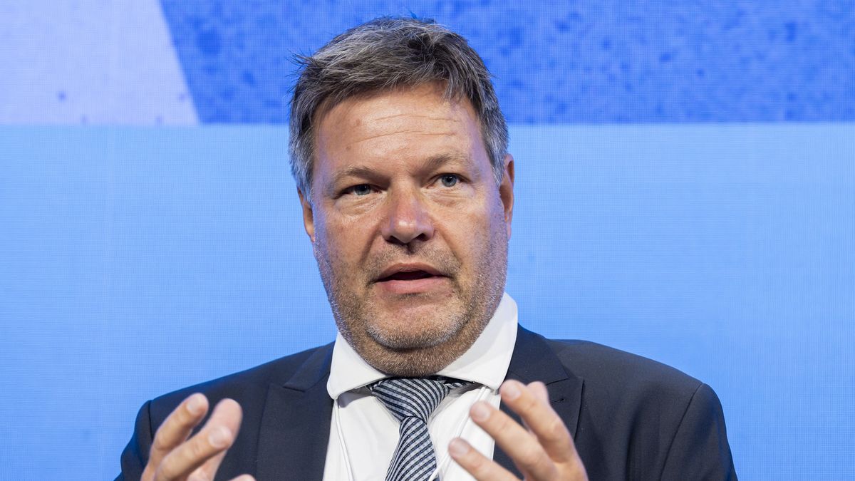 German Vice-Chancellor and Federal Minister for Economic Affairs, Robert Habeck addresses a panel session during the 51st annual meeting of the World Economic Forum (WEF) in Davos, Switzerland, 23 May 2022. The forum has been postponed due to the COVID-19 pandemic and was rescheduled to early summer. The meeting brings together entrepreneurs, scientists, corporate and political leaders in Davos under the topic 'History at a Turning Point: Government Policies and Business Strategies' from 22 to 26 May 2022. EPA/LAURENT GILLIERON Dostawca: PAP/EPA.