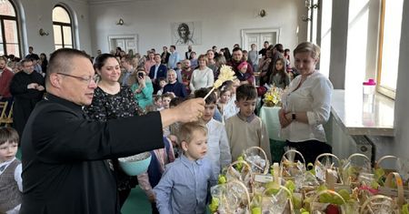 Kardynał odwiedził przedszkole. Dzieci zaprezentowały wyjątkowe przedstawienie