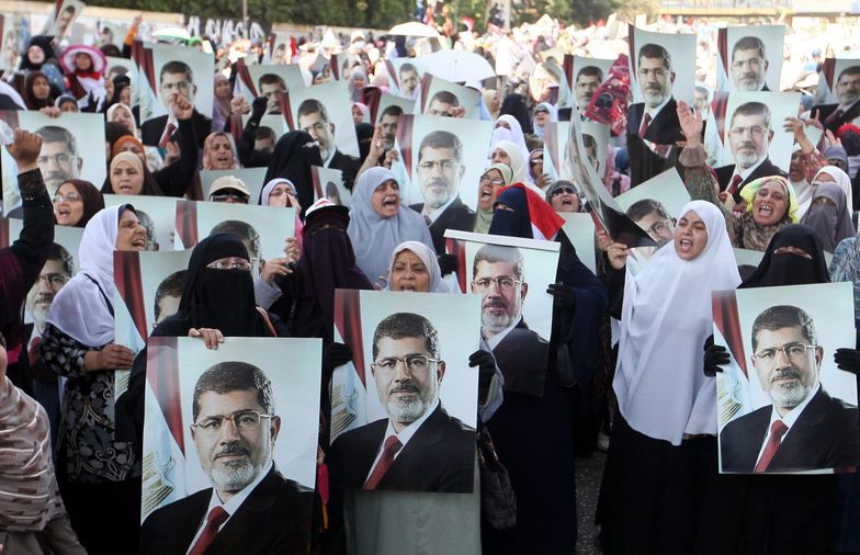 Protesty zwolenników Mursiego w Egipcie. Eksperci radzą o zmianach w konstytucji