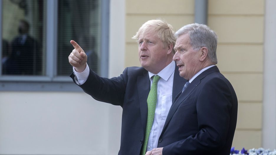 Finland's President Sauli Niinisto (R) welcomes Great Britain's Prime Minister Boris Johnson during their meeting at the Presidential Palace in Helsinki, Finland, 11 May 2022. EPA/MAURI RATILAINEN Dostawca: PAP/EPA.