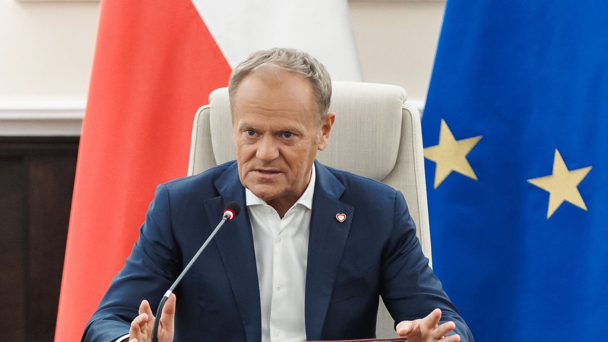 Premier Donald Tusk podczas obrad rządu.