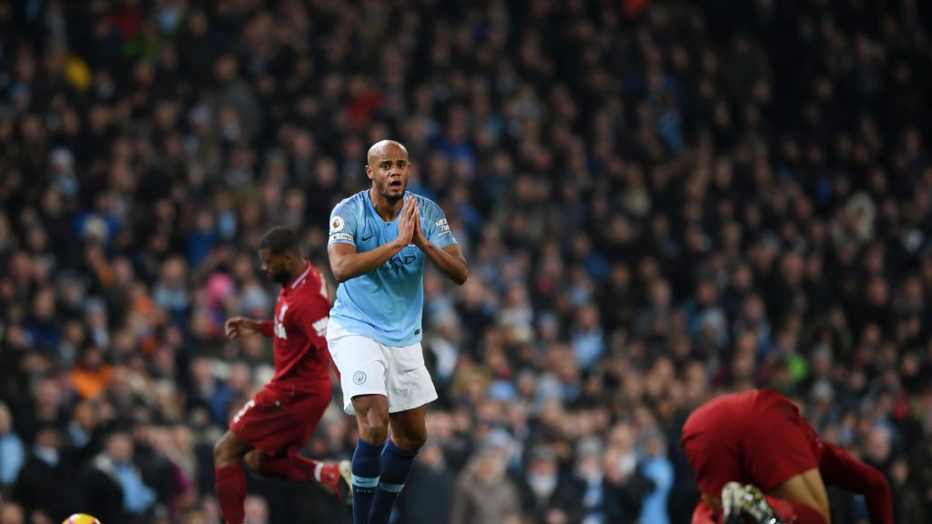 Vincent Kompany fauluje Mohameda Salaha