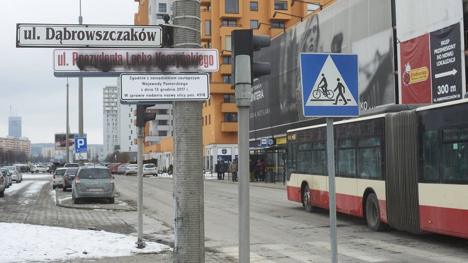 Zniszczona tablica z nazwą ulicy Prezydenta Lecha Kaczyńskiego