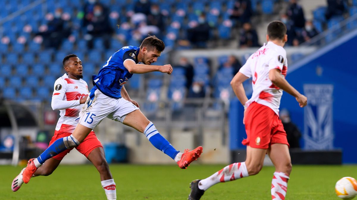 piłkarz Lecha Poznań Jakub Moder (w środku) oraz Samuel Bastien (z lewej) i Noe Dussenne (z prawej) ze Standardu Liege