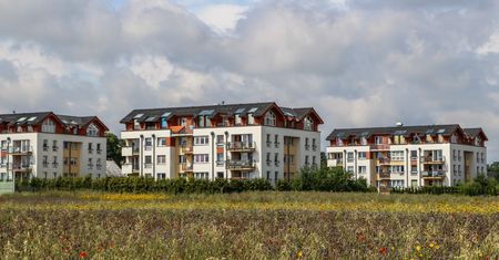 Kredyty hipoteczne tanieją, a Polacy szukają mieszkań. Najchętniej tych z ogródkami
