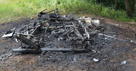 Policjanci weszli do płonącej przyczepy