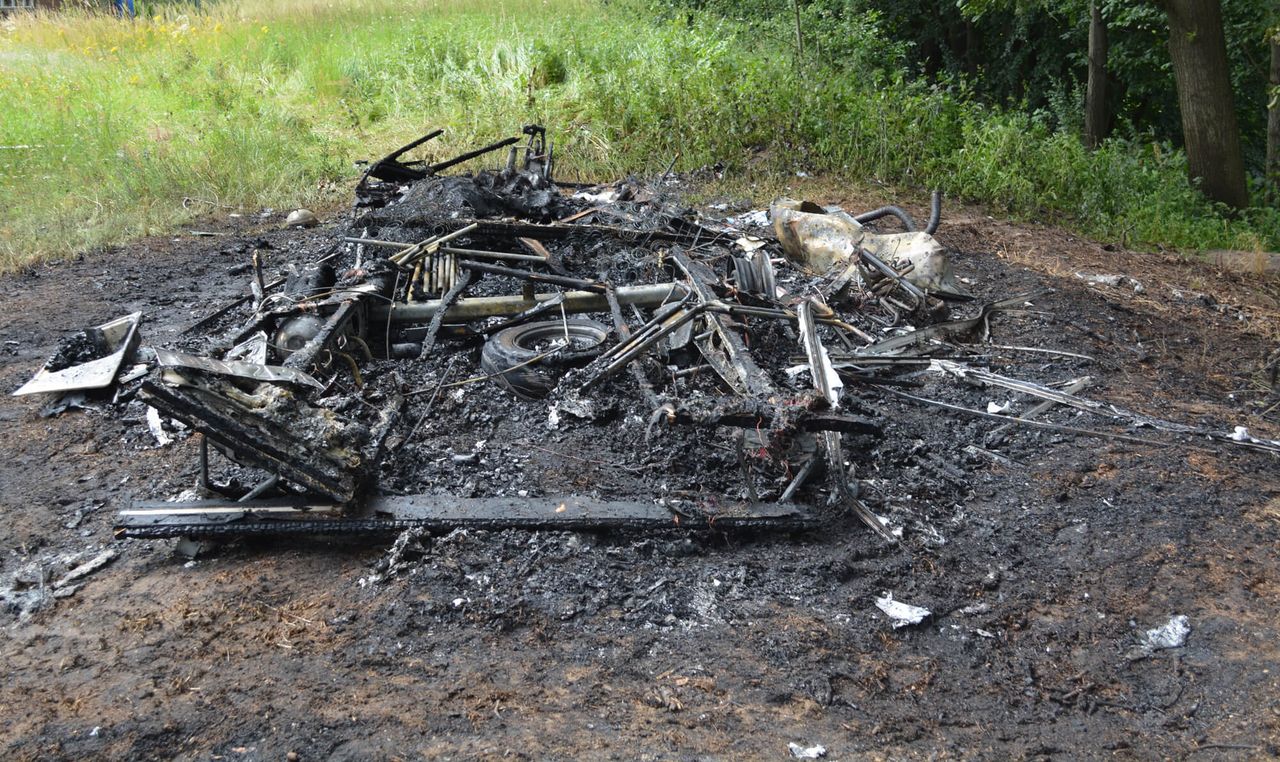 Policjanci weszli do płonącej przyczepy