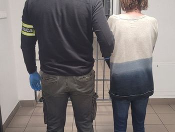 Bielsko-Biała: Zaprosił parę znajomych do domu i pożałował. Ukradli mu telefon i pobili, uderzając butelką w głowę
