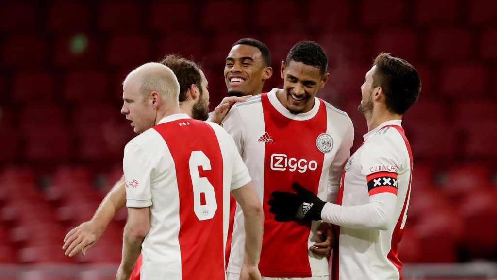 radość piłkarzy Ajaxu Amsterdam, Sebastian Haller w centrum