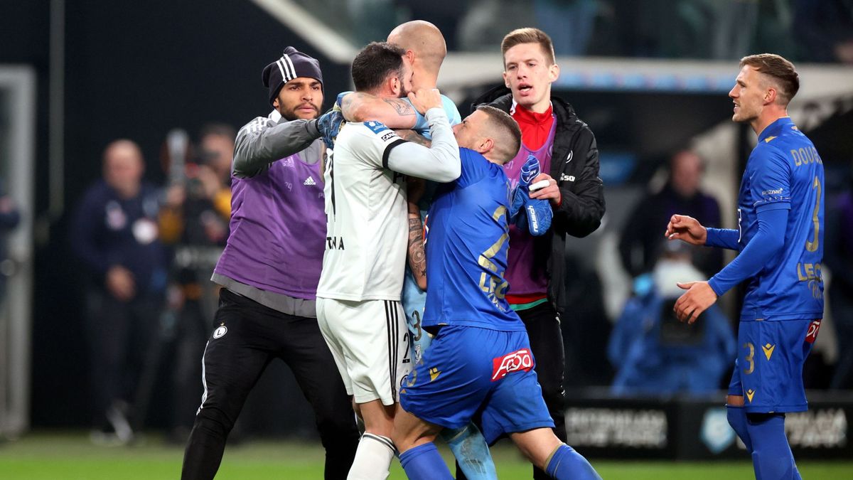 PAP / Leszek Szymański / Na zdjęciu: przepychanki po meczu Legia - Lech