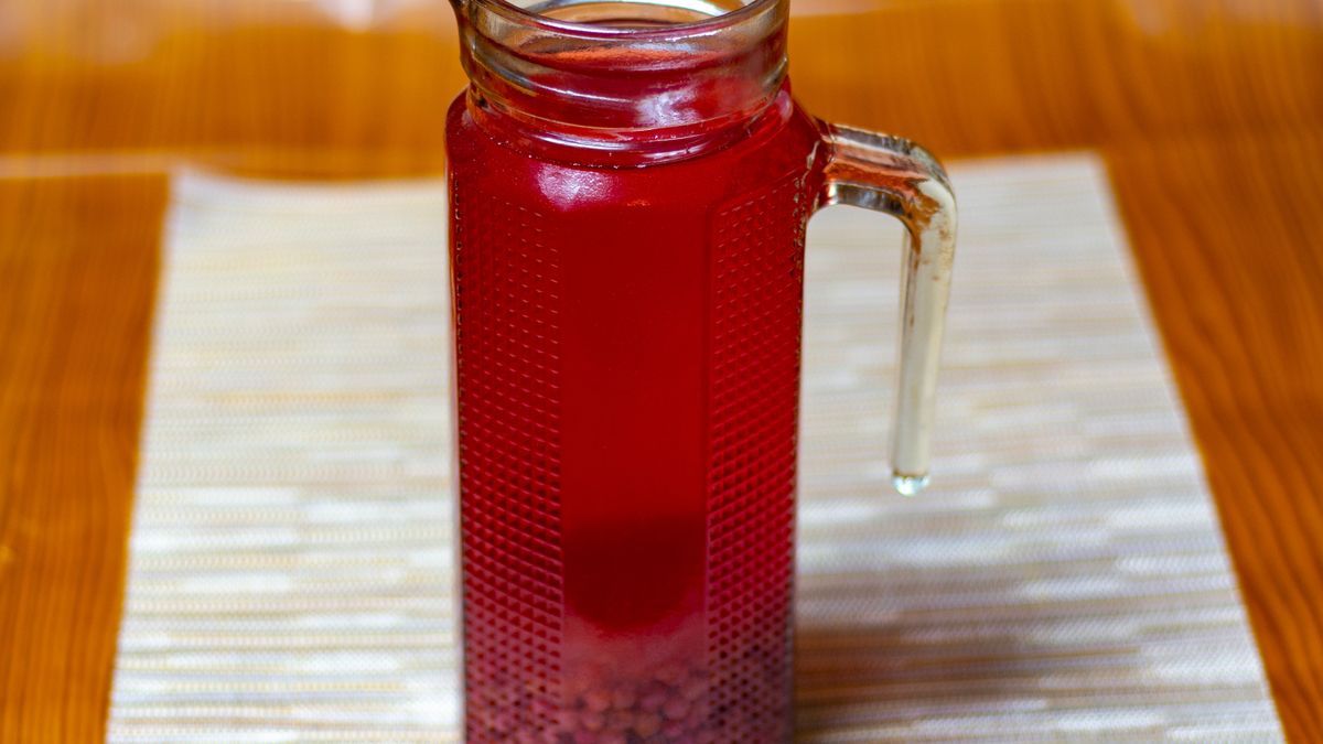 Kompot z czerwonych porzeczek podany do obiadu to klasyk smaku