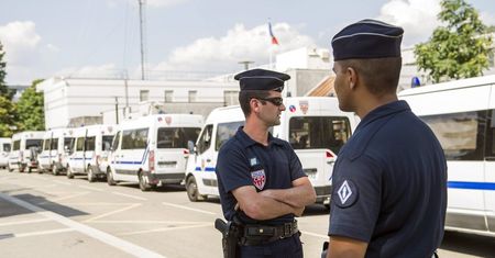 Zamieszki we Francji. Policja obrzucona petardami