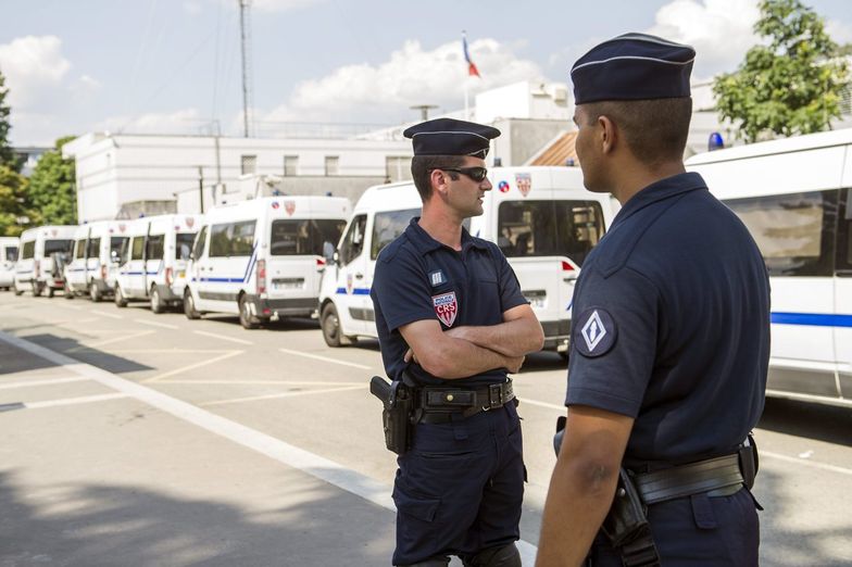 Zamieszki we Francji. Policja obrzucona petardami