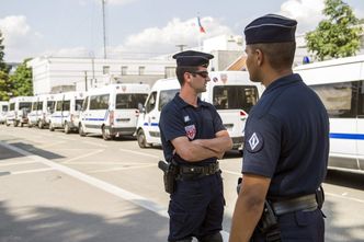 Zamieszki we Francji. Policja obrzucona petardami