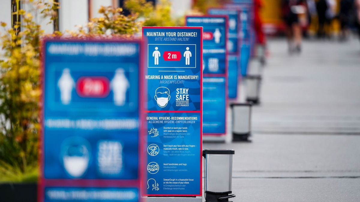 Materiały prasowe / Alfa Romeo Racing ORLEN / Na zdjęciu: ostrzeżenia covidowe w padoku F1