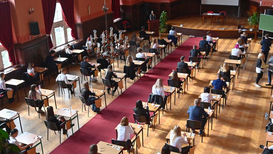 Szczecin, 04.05.2022. Maturzyści na egzaminie maturalnym z języka polskiego w I LO im. Marii Skłodowskiej-Curie w Szczecinie, 4 bm. Blisko 290 tys. tegorocznych absolwentów liceów ogólnokształcących, techników i szkół branżowych II stopnia przystąpiło o godzinie 9.00 do obowiązkowego pisemnego egzaminu z języka polskiego na poziomie podstawowym. (jm) PAP/Marcin Bielecki