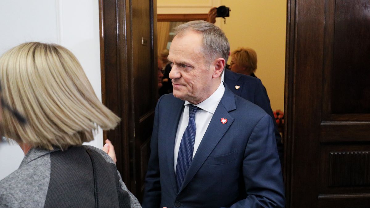 Warszawa, 11.12.2023. Premier Donald Tusk wychodzi po spotkaniu z prezydentem RP Andrzejem Dudą w Sejmie w Warszawie, 11 bm. (mr) PAP/Paweł Supernak