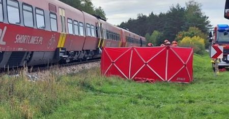 Szedł z rowerem. Tragedia na torach