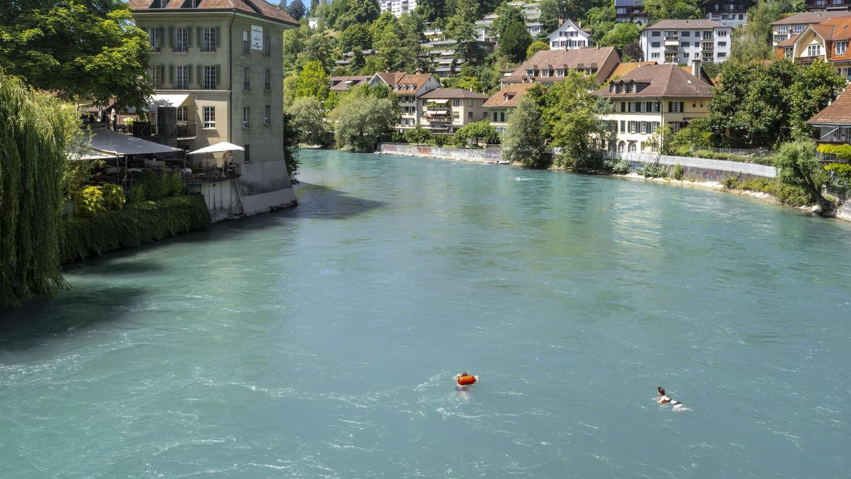 Mieszkańcy Berna chętnie pływają w rzece po pracy