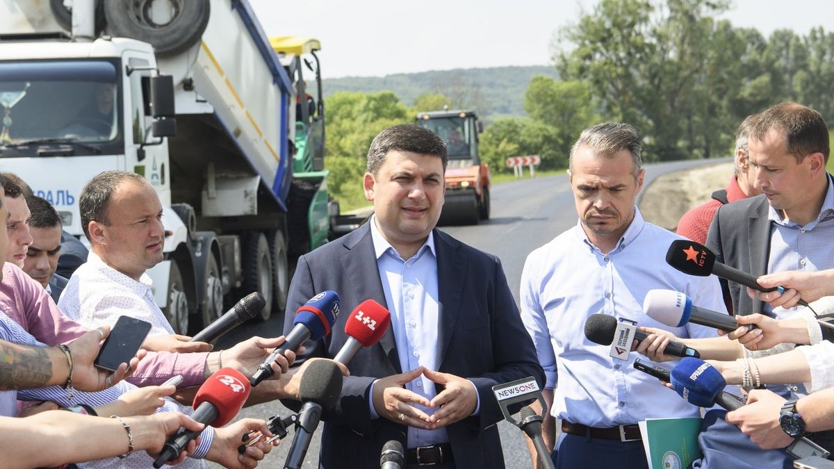 Sławomir Nowak u boku premiera Wołodymyra Hrojsmana podczas konferencji na budowie drogi na zachodzie Ukrainy