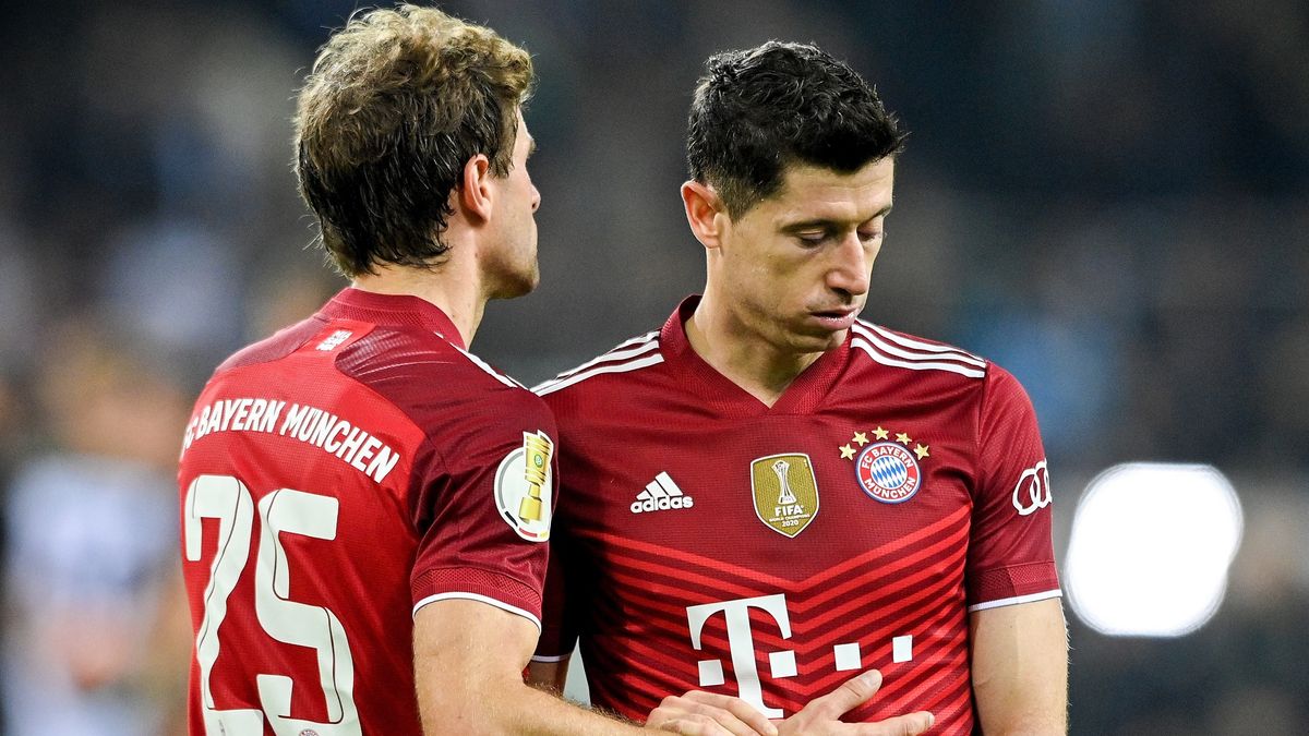 PAP/EPA / SASCHA STEINBACH / Na zdjęciu: Thomas Mueller (z lewej) i Robert Lewandowski