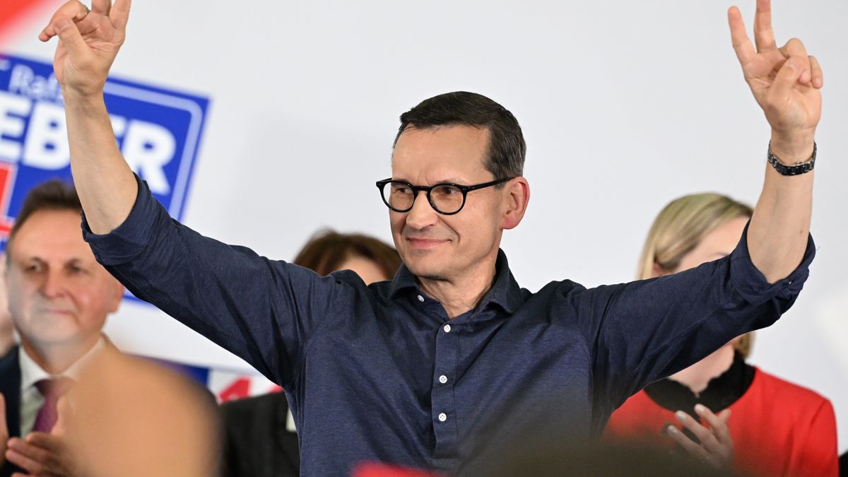 Mateusz MorawieckiStalowa Wola, 02.10.2023. Kampania wyborcza do parlamentu 2023. Premier Mateusz Morawiecki podczas wiecu wyborczego w Stalowej Woli, 2 bm. Premier jest z wizyt� w woj. podkarpackim. (sko) PAP/Darek DelmanowiczDarek Delmanowiczkampania, kampania wyborcza, kraju, mieszka�cy, objazd, parlamentarna, parlamentarne, partia, partii, PIS, polityk, polityk polityka, polityka, premier, spotkanie, wiec, wizyta, wyborcza, wyborczy, wybory, wybory 2023, wybory parlementarne 2023, gest