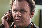 John C. Reilly śpi na stole