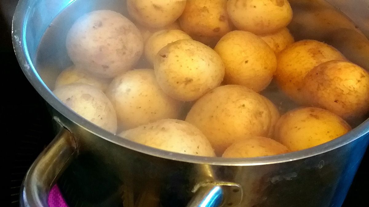 Woda po gotowaniu ziemniaków