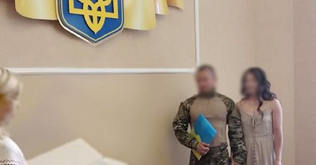 Ślub niespodzianka na froncie. Przyjechała tylko w odwiedziny
