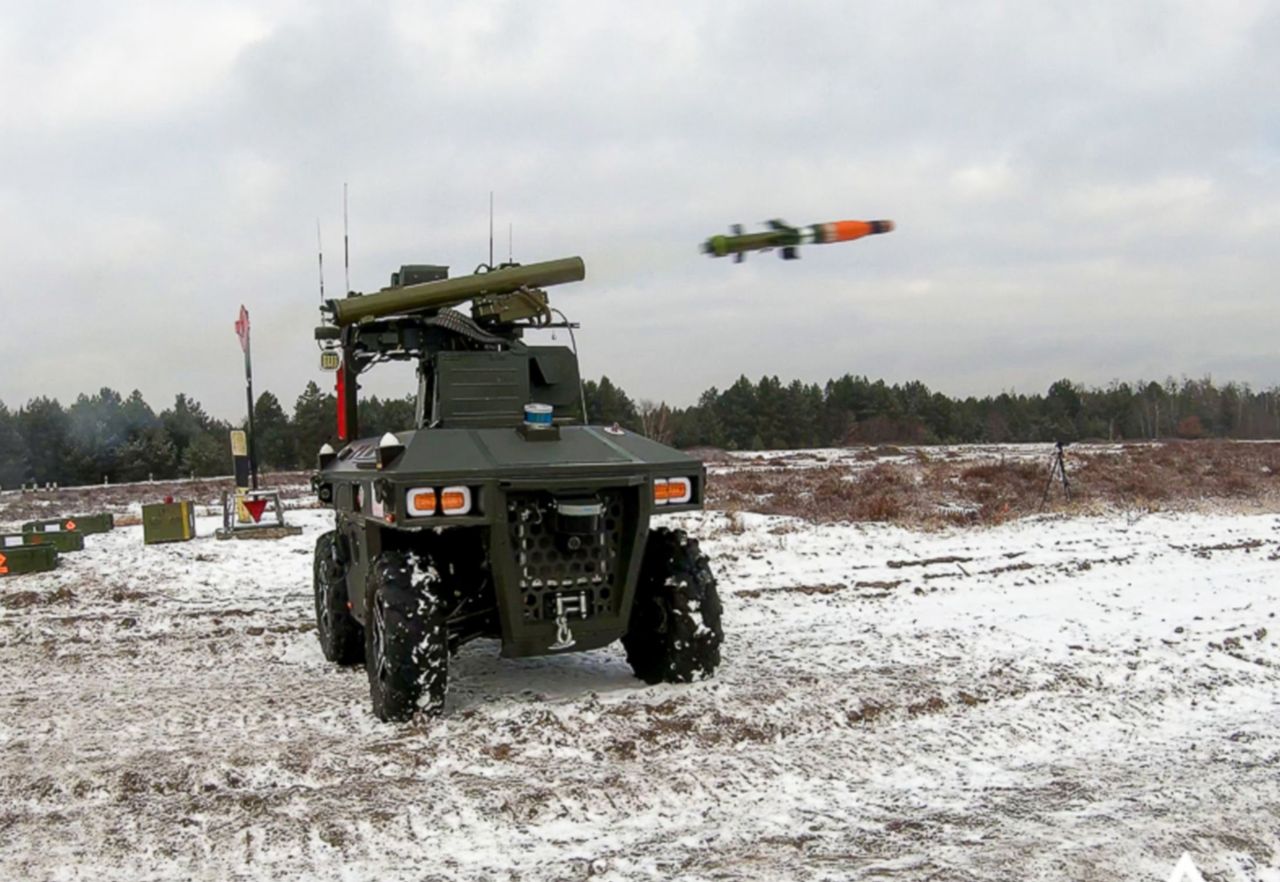 Polski robot bojowy Perun strzela pociskami przeciwpancernymi Pirat