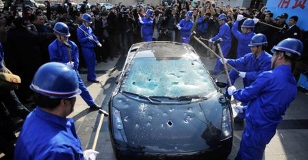 Niezadowolony klient Lamborghini wyraża swoją złość [wideo]