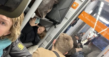 Zapłaciła krocie za bilet. Swoje dziecko musiała wepchnąć między bagaże