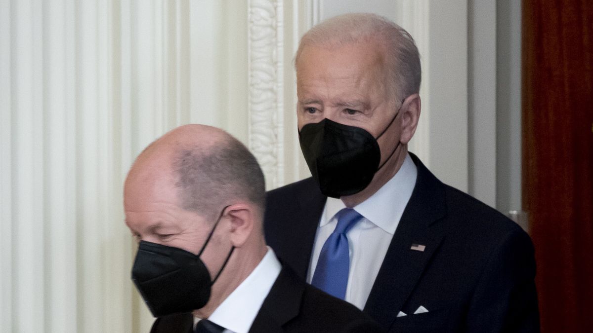 Na zdjęciu na centralnym planie kanclerz Niemiec Olaf Scholz. Z tyłu prezydent USA Joe Biden